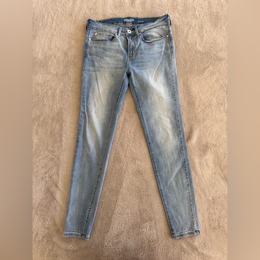 Denizen by Levi’s skinny jegging jeans